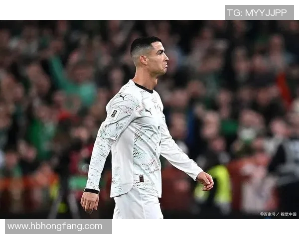 足球球星因不当言行引发巨大争议舆论持续发酵